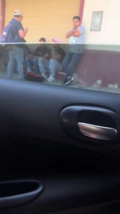 Chicas salte&ntilde;as piropean a los hombres en la calle