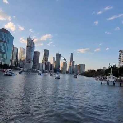 C17 insane flyby in Brisbane CBD for Riverfire event!