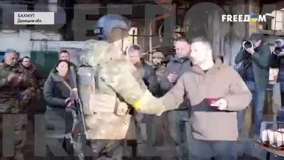 Ua pov: Zelensky arrived in Artemovsk (Bakhmut) today and gave UAF soldiers medals for their service