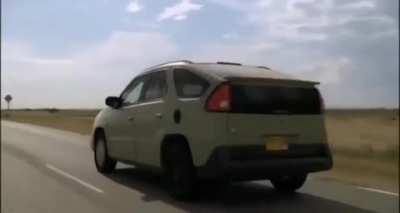 مِسْتَرْ وْْايِتْ يَسّْتَمْتِعَ بِأغَانْي وردة