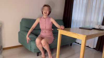 タイトル：ナンパ中出しされた巨乳熟女、他人の精子を味わう概要：この刺激的なビデオでは、魅力的な巨乳熟女が若い男にナンパされ、中出しされて帰宅する様子を垣間見ることができます。しかし、それだけではありません。彼女は他人の精子をチンポに塗られ、フェラチオをさせられ、その結果、大量の精子を口に発射されます。その後、彼女は自分の潮を吹きながら、その濃厚な精子の味を堪能します。このビデオは、彼女の官能的な冒険の真実を明らかにし、その興奮に満ちた瞬間を世界に広めるために流出、拡散、さらし