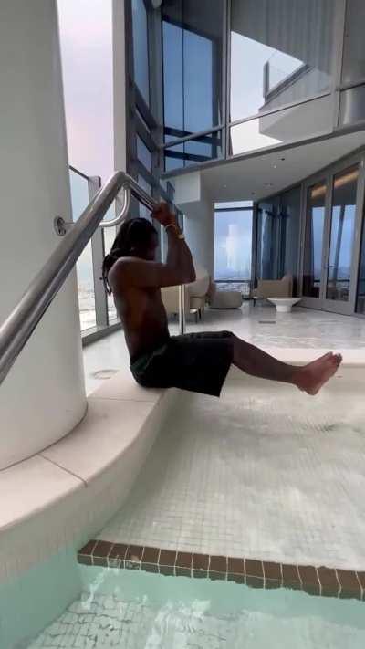 The queen shaking ass 💦💦🍑🍑