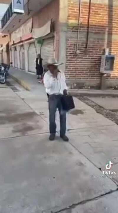 Están desviando el tema a la verga, manden porno, manden porno!!! PORNOOO!!!!