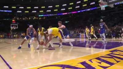 [Highlight] Loose ball scramble spills to the floor, Suggs ends up with it