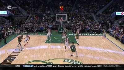 [Highlight] Dame-Giannis PnR for the Giannis basket (with replay)