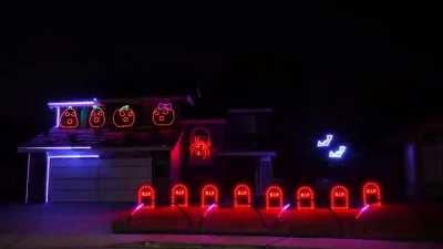 Подсветка дома на Хэллоуин.