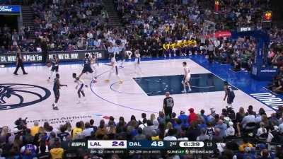 [Highlight] Schroeder loses a shoe and takes a fall trying to guard Hardaway