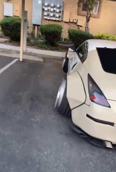 “b-BUT iTs wIdEbOdY aNd rEaL wHeElZ”