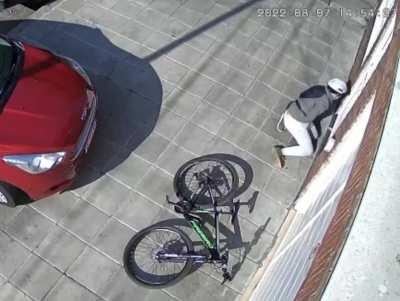 Vecino de Flores denunció que un ciclista abusó de su perro: 