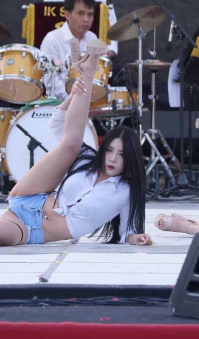 Girl Crush - Bomi Squeezing Her Tits and Ass Show