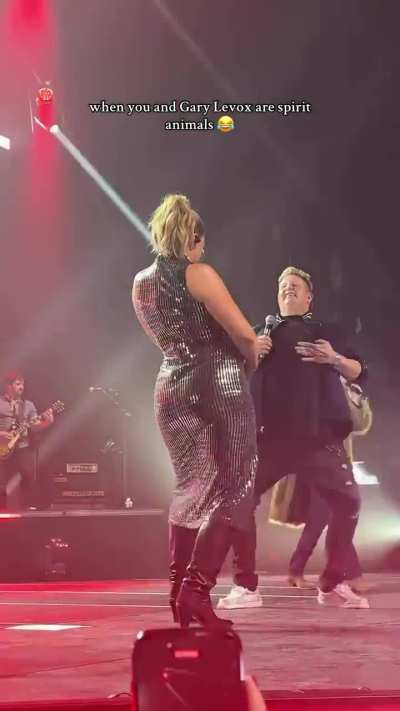 Pregnant Lauren Alaina On Stage (2/14/25)