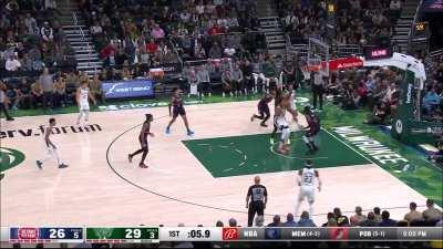 [Highlight] Giannis dunks on Noel for a quick 17 points in 11 minutes