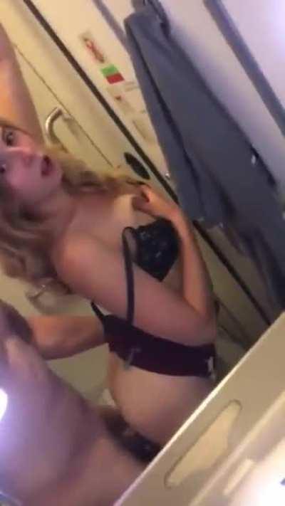 Uçak tuvaletinde seks