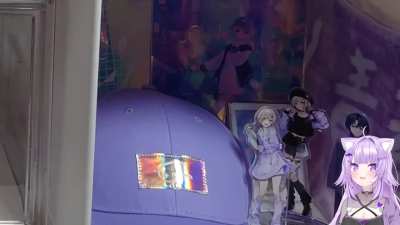 Okayu pats Ao-kun's head during her fan room tour stream