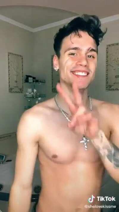 Guys gunna put his damn back out his spine said “🪱”