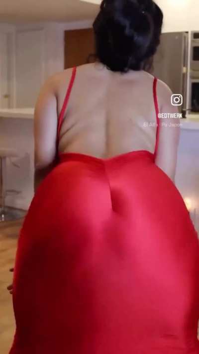Twerking in a red dress 💃🏻