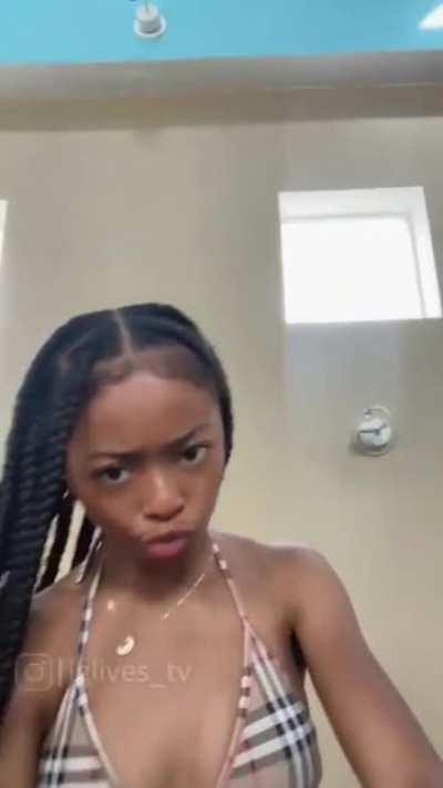 Imagine that it's her first time squirting and it's in your cock🥵🥵🥵💦💦💦