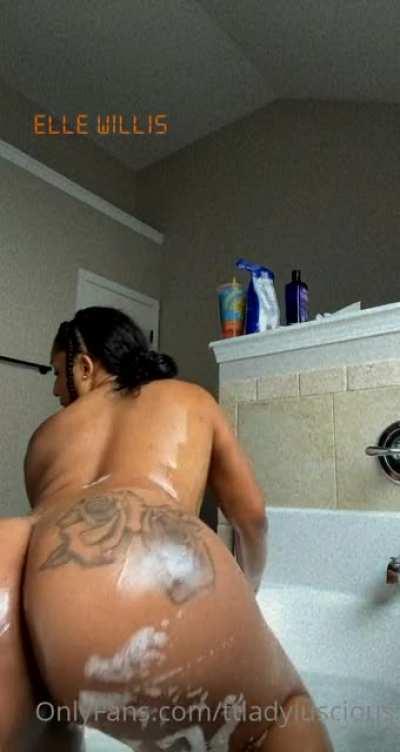 You wanna see more of her content? Join my discord...