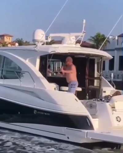 Do you have a friend like him?😆