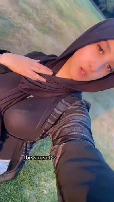 mm this hijabi got massive tits, just imagine your cum throbbing on her tits during a titjob 💦😋