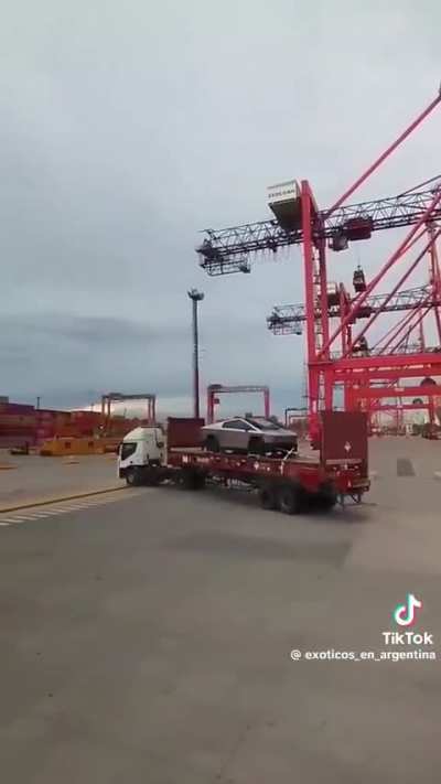 llegó la primera Cybertruck a la Argentina.