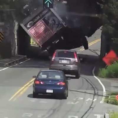 WCGW driving a truck under a bridge without knowing the permissible height.