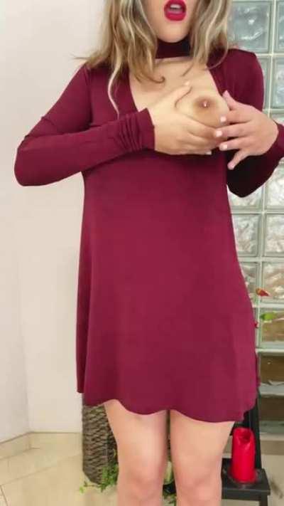 Here is your mommy waiting to feed his daddy 🍼