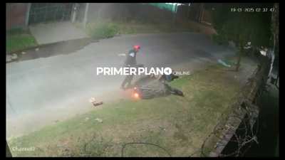 Un Policía Bonaerense mató a un motochorro que intentó robarle: está imputado por homicidio agravado 