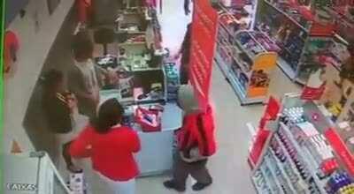 Homem finge estar armado para assaltar farmácia, mas e contido por segurança que fingiu estar armado