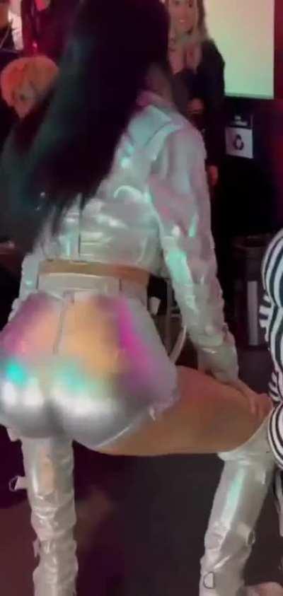 Victtoria Medeiros in a sexy dance🔥