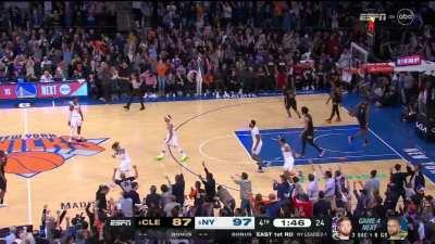 [Highlight] Jalen Brunson drains the three to put the Knicks up 10