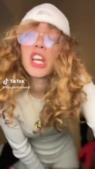 Clara with long curly hair>>>