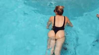Shaking her ass in the pool