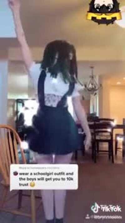 Chicas haciendo cosplay de monas chinas variadas