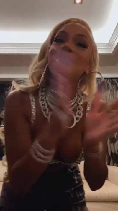 Bruh who got the whole live yo?