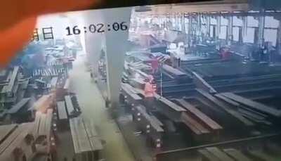 An iron girder falls from a gantry crane hitting a worker (China Aug 2020)