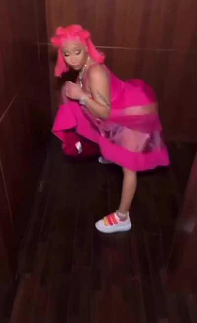 Dm to talk about her