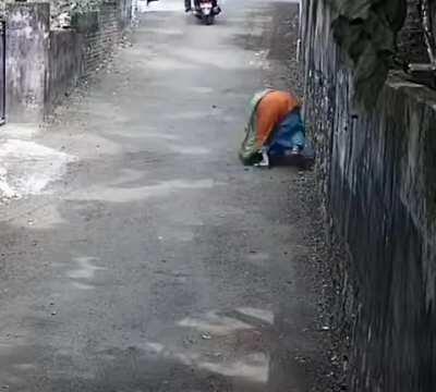 POS snatching gold chain from an elderly women