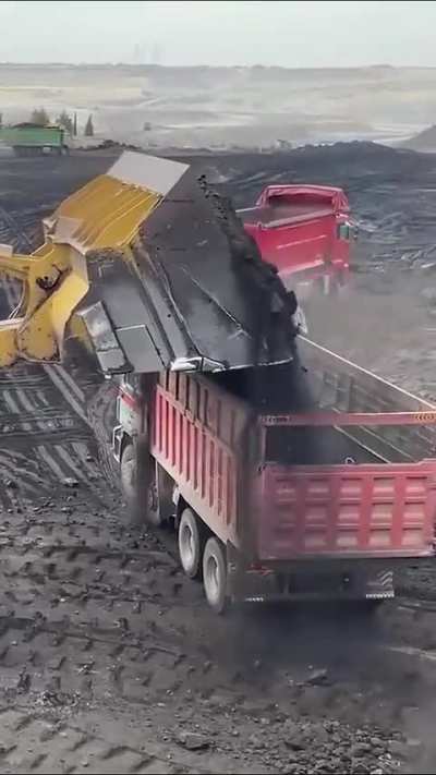 Huge Caterpillar Wheel Loader Loading Trucks With One Pass