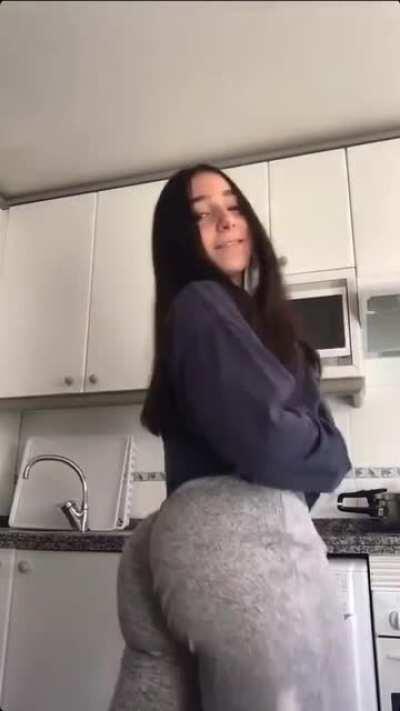 Me encontré esta culona en TikTok que opinan??