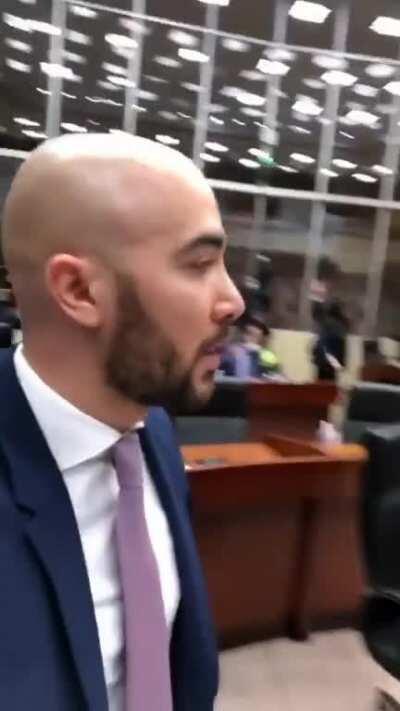 Quien será la mano que mece la cuna?