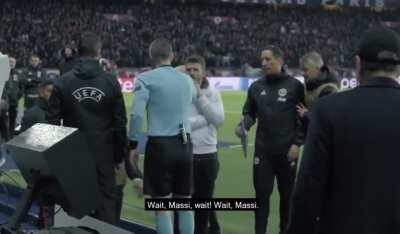 🎙Referee cam: New footage and audio of the VAR check for #mufc’s 90’ winning penalty against PSG 🔴