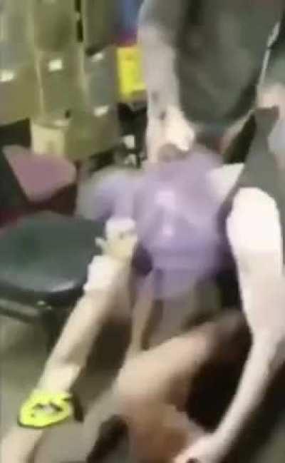 Esta pelea tiene de todo: Strippers putazos nudismo y un gran final...