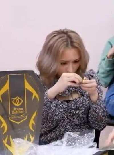 Siyeon vs. wrist strap