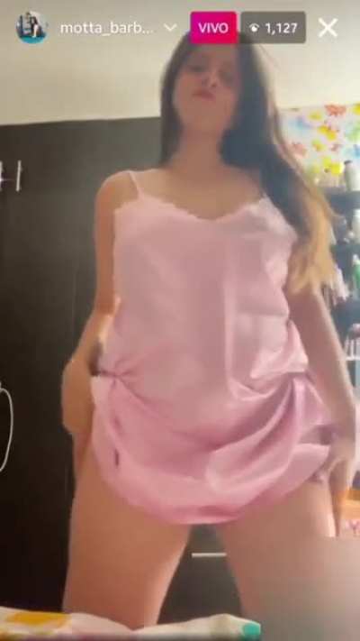 accidentally reveal her boobs