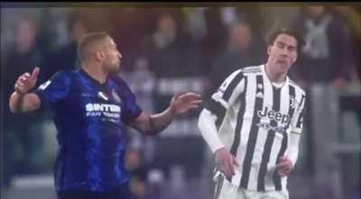 Dusan Vlahovic dive against Inter