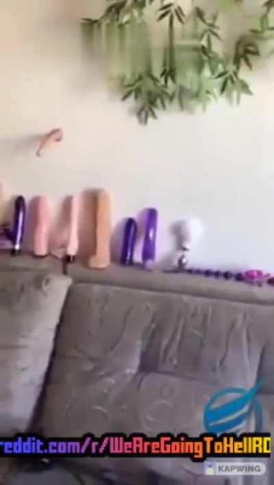 Sora-sa lui u\tadadaaa in vizita surpriza in timp ce ea nu era acasa, iar sora-sa i-a gasit cutia candorei