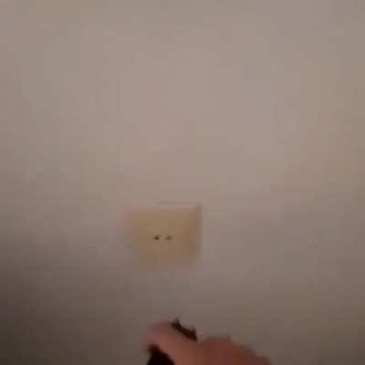 botando o celular pra carregar