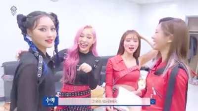 Gahyeon reacting to Siyeon's nose ring