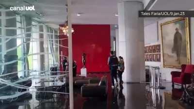 Randolfe mostra as conseqüência da invasão